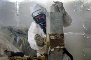 Asbestos being removed from a Zurich tower block in 2003 (Keystone)