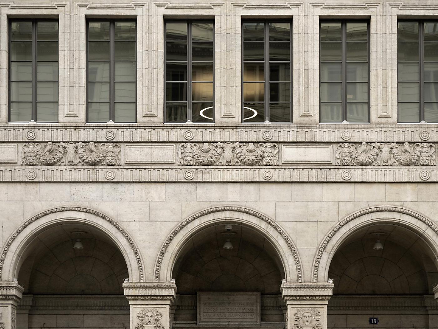 Swiss central bank resumes foreign currency buying spree